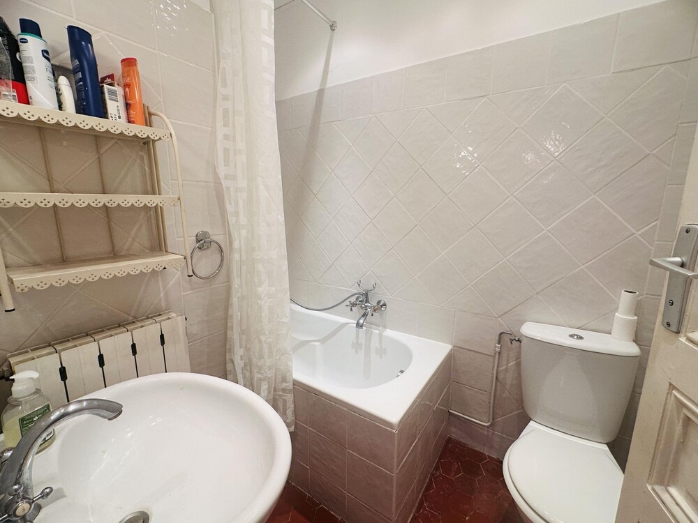 Charming 2 Bed Apartment With Balcony Located in Cannes Old Town Easy Walk to the Palais and Beaches - 120