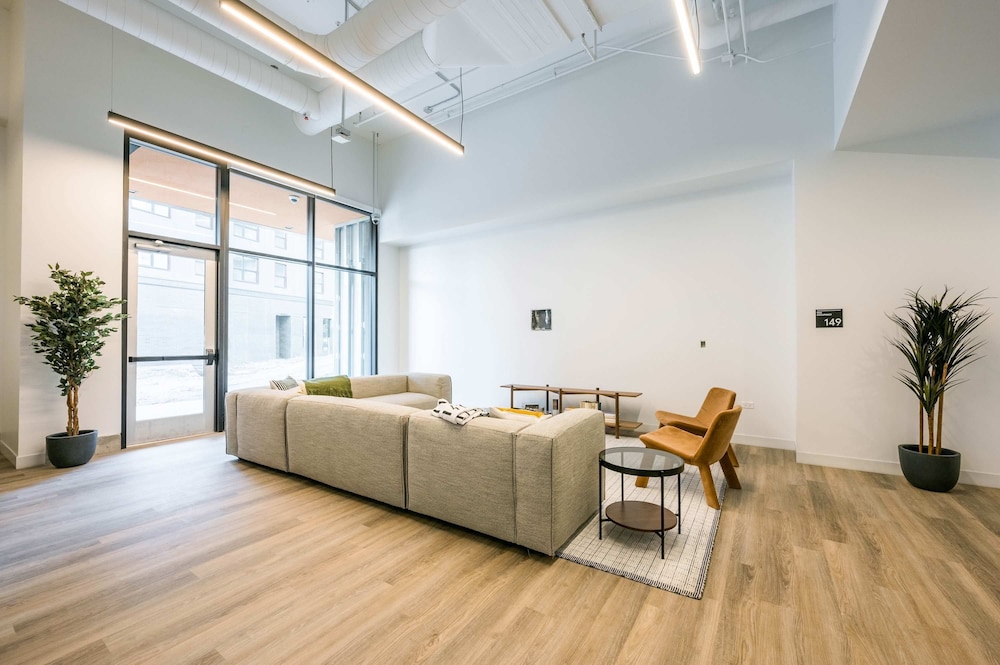 Modern 4BR Free Pkg Near Train Dining