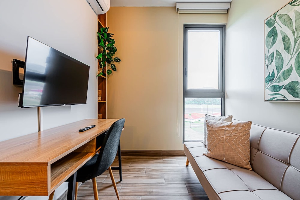 w Regal 1BR w Great Deco in Centriqo