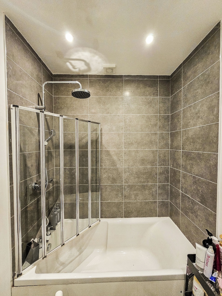 Cleave House - Stylish & Chic 3 Bed House Mins From Central London