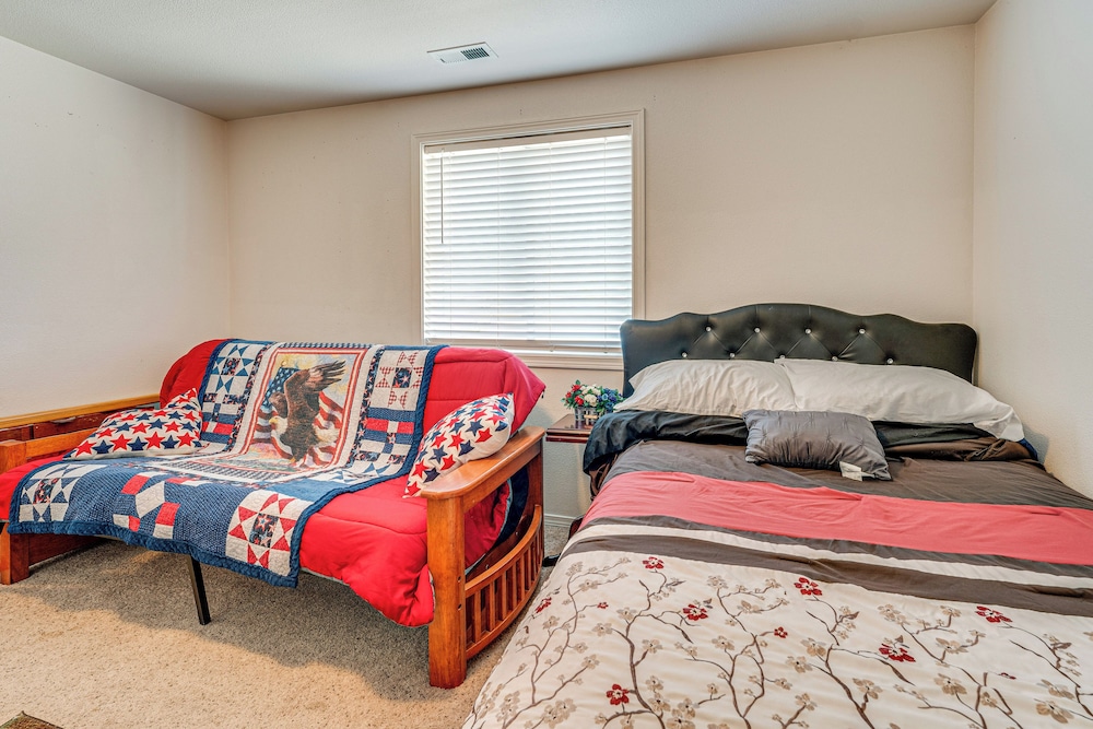 1 Mi to Moses Lake: Home w/ Private Yard & Hot Tub