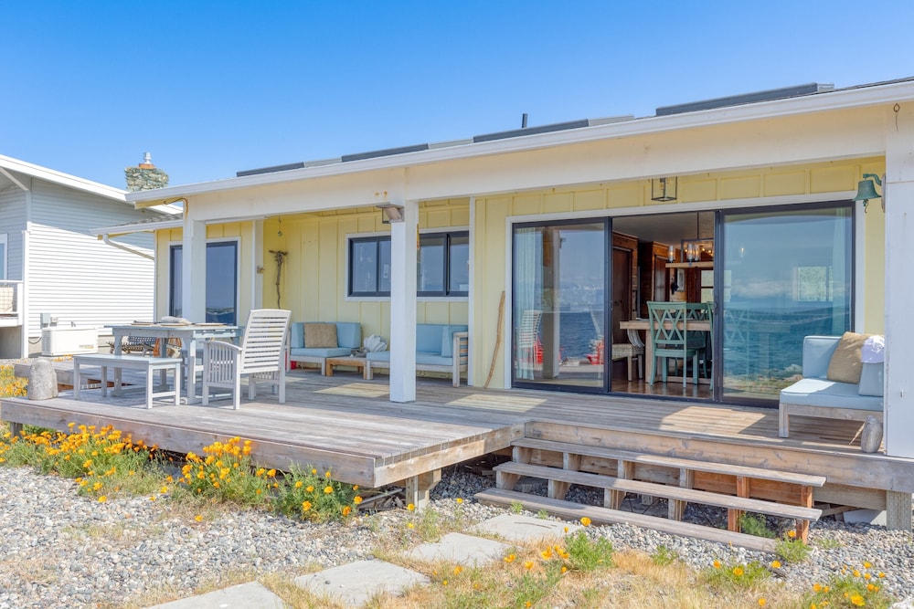 Vintage Beach House by Avantstay Waterfront Home view 4