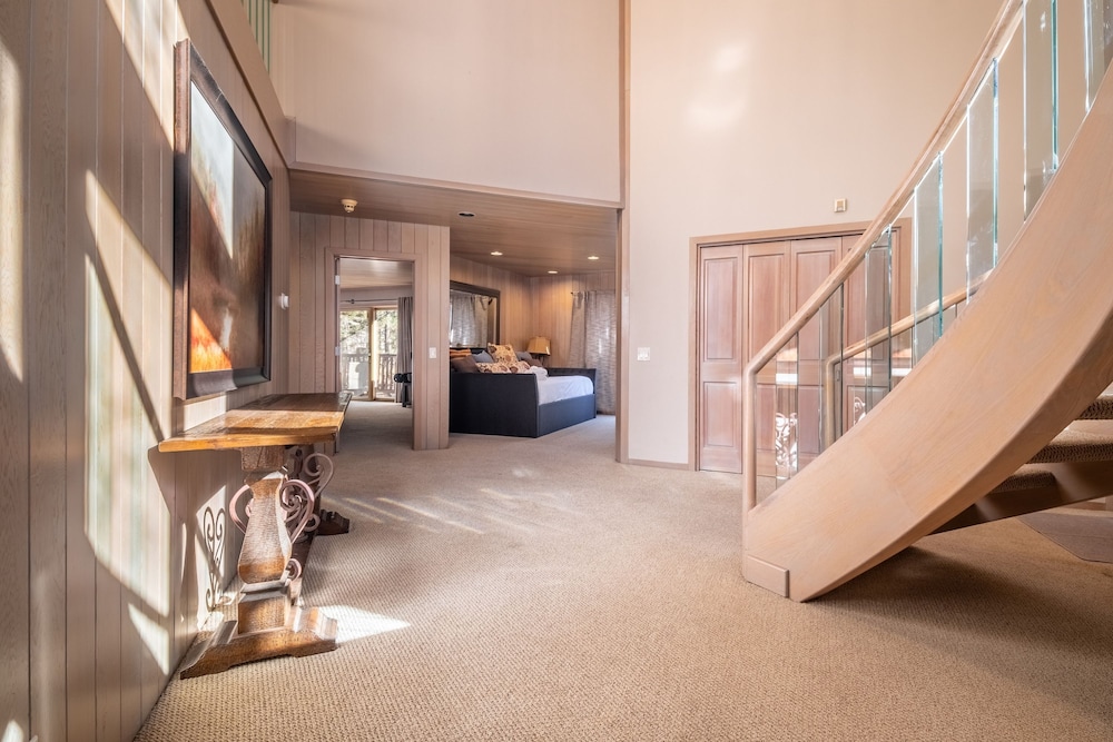 Heavenly Valley by Avantstay Home w Pool Sauna Hot Tub Game Room Tennis Crt Basketball Crt
