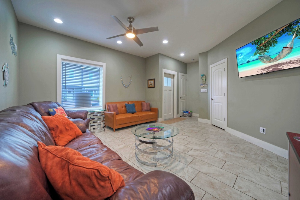 Sleeps 19 2 Homes w/ Pool, Foosball+shuffleboard Mins to the Beach + Shops
