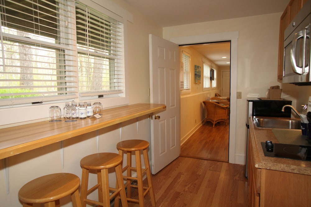 Glen Cove Inn & Suites