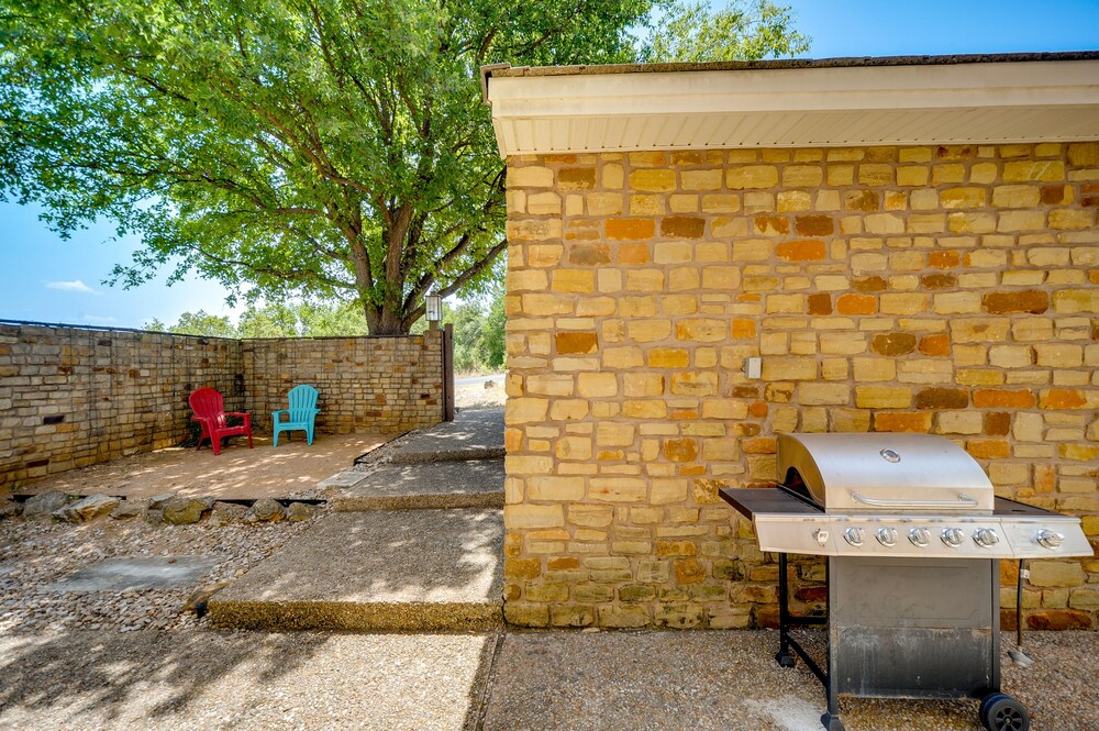 Dog-friendly Texas Retreat w/ Fireplace Grill! - Property Image 7