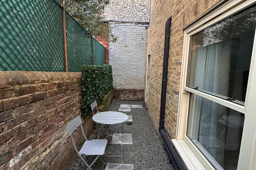 1 Bed-sleeps 3-patio-2 min to Beach