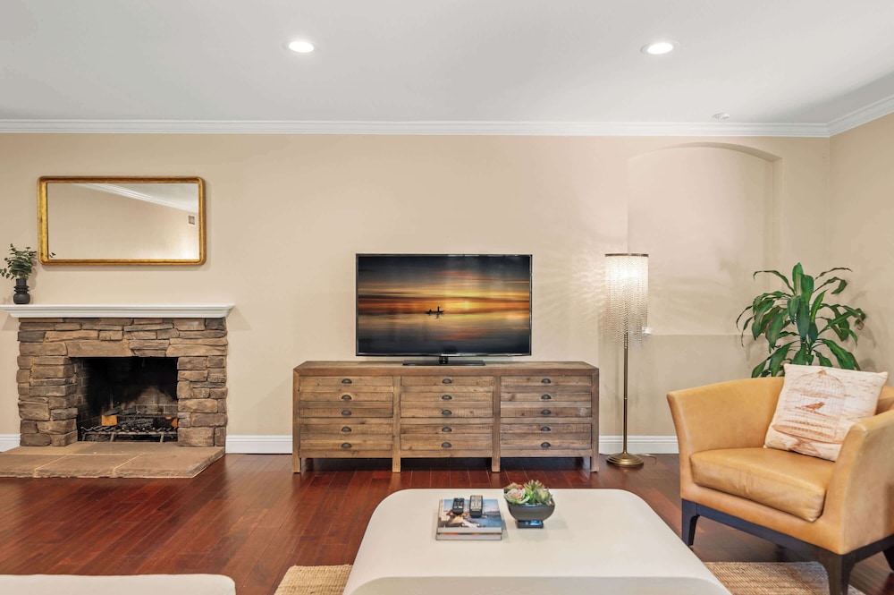 Modern Serenity Near LA Tranquil 3BR Stay