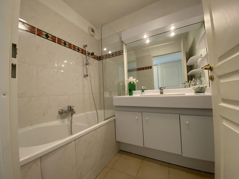One Bedroom Apartment in the Center of Cannes a few Steps From the Beaches and the Conference Center - 2005