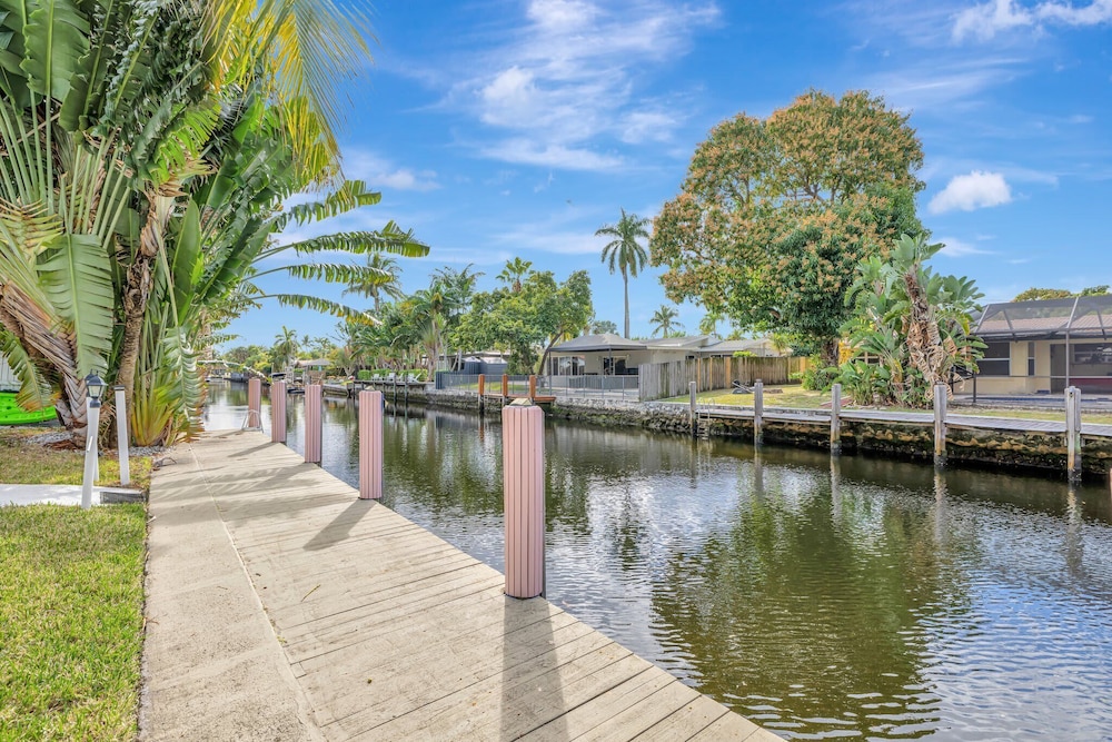 Poolside Paradise Dock & Pool!