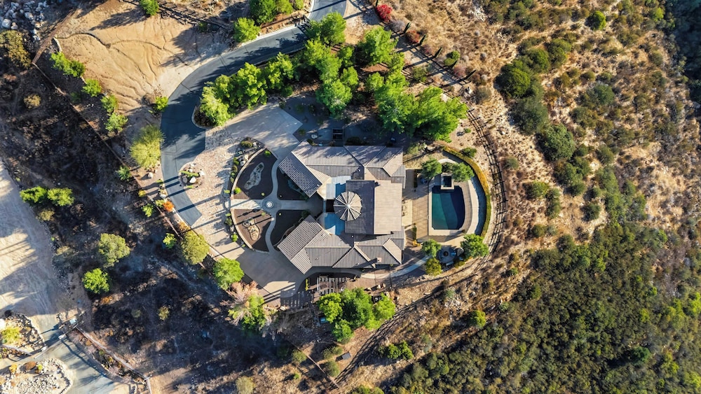 Hilltop Estate w/ Pool, Hot Tub, Fire Pit, Views Cleveland Vista by Avantstay
