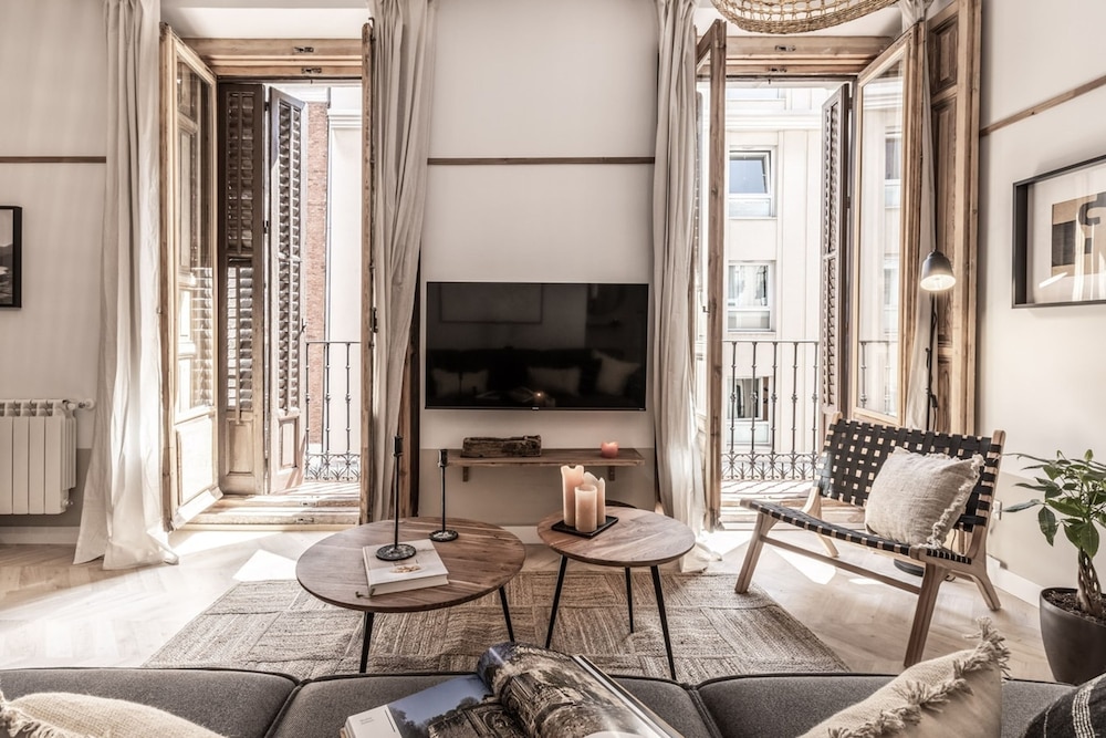 Garos - 2 Bedrooms in Malasa a