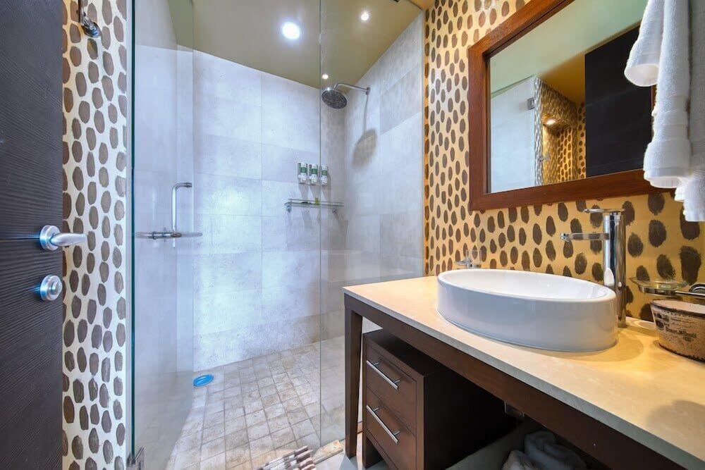 Oceanview 3BR Apt With Beach Access - Pool - Gym