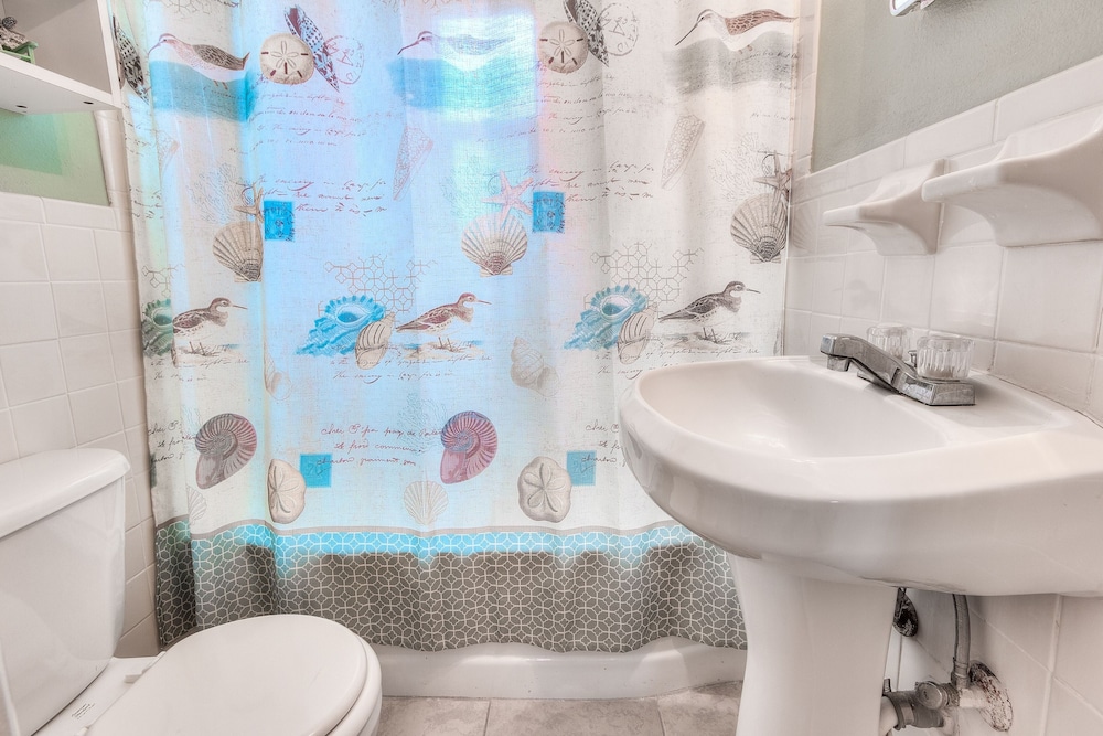 Tropic Terrace #3 - Beachfront Rental Studio Bedroom Condo by RedAwning view 4