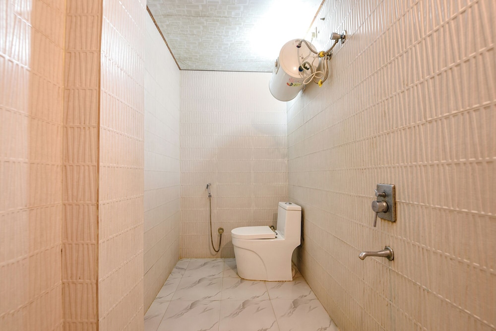 Fabhotel Lazeeno