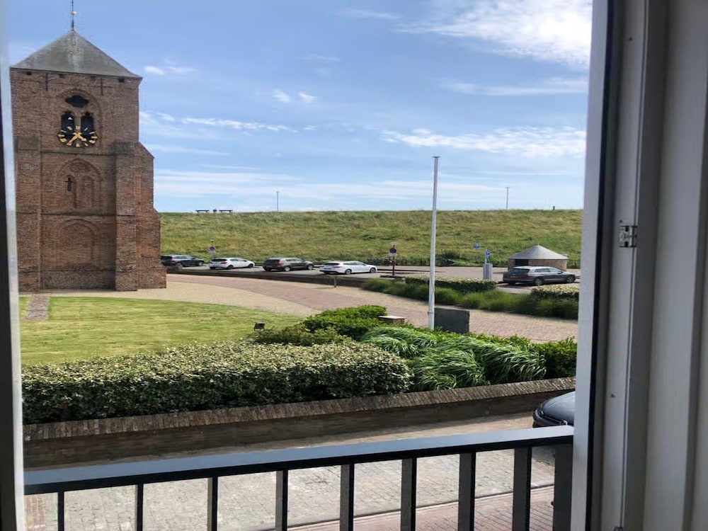 Lodge With Beautiful View of Garden