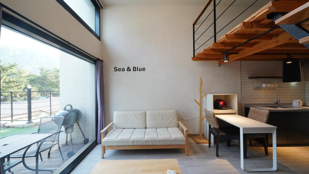 Yeosu Sea&blue Family Pension