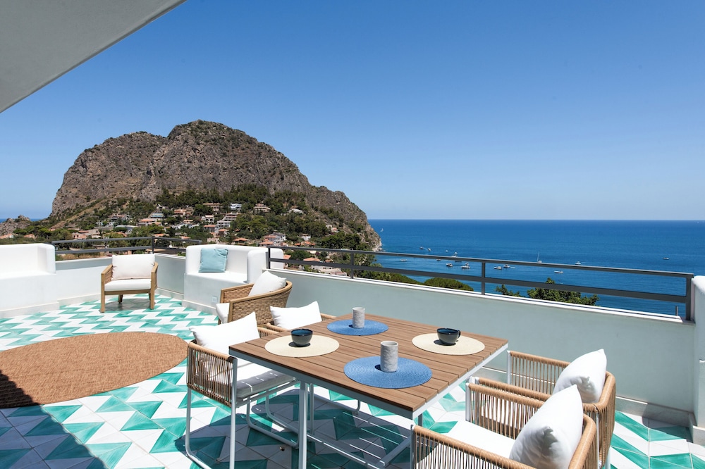 Sea Frame Design Apartments with Pool by Wonderful Italy