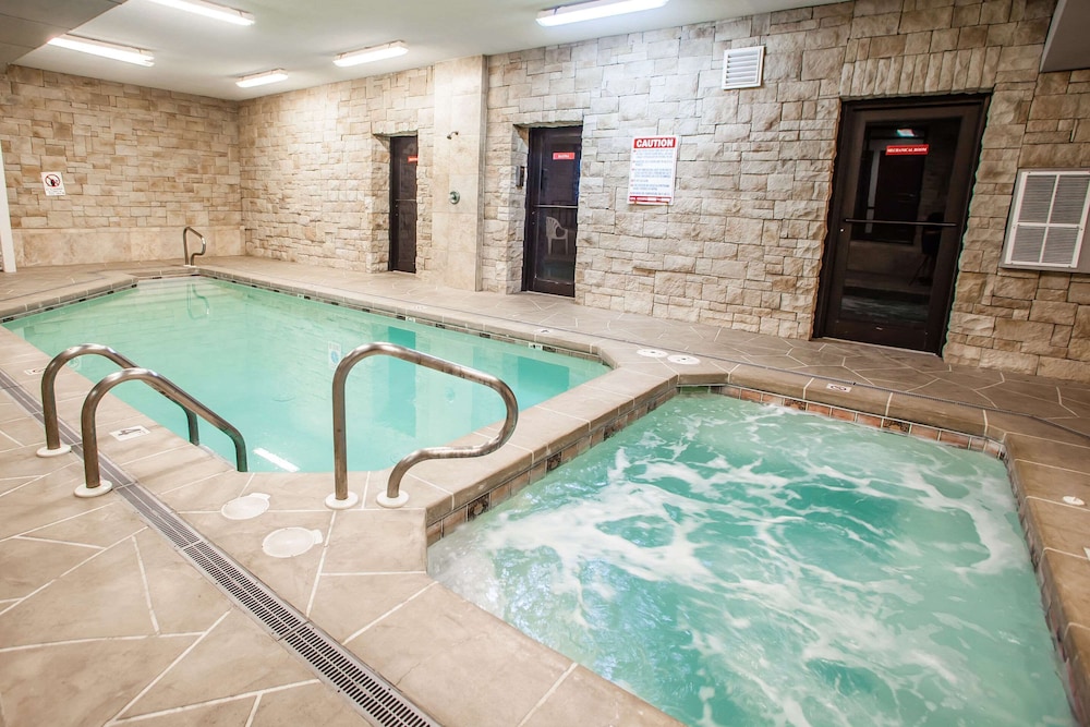 Sedalia Vacations - Econo Lodge Truman Inn - Property Image 11