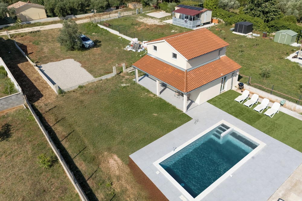 Cozy Holiday Home With Pool