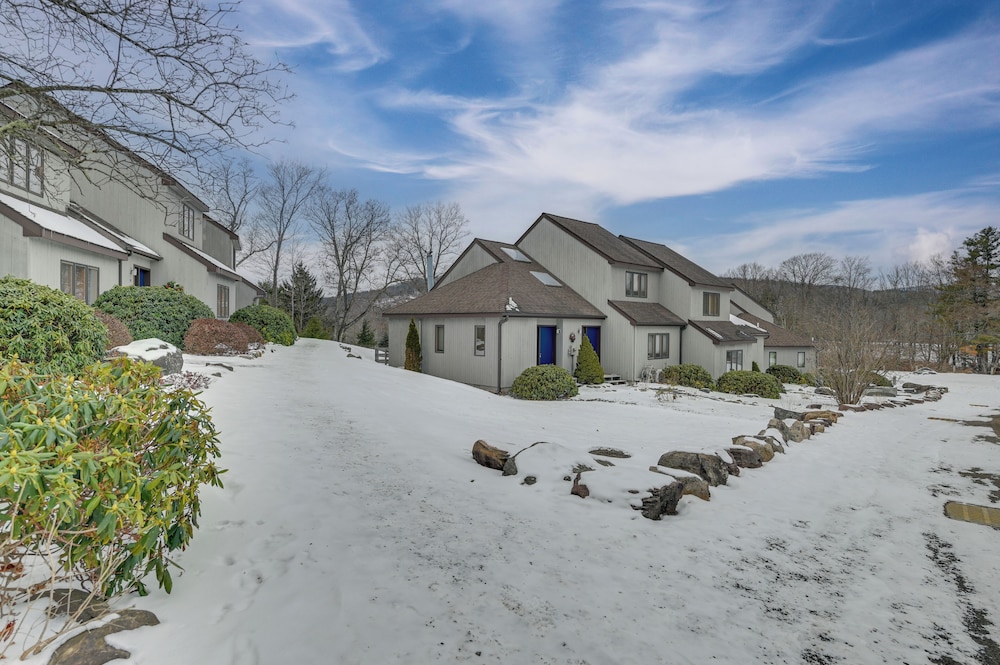 Walk to Ski Lift: Family-friendly Windham Townhome