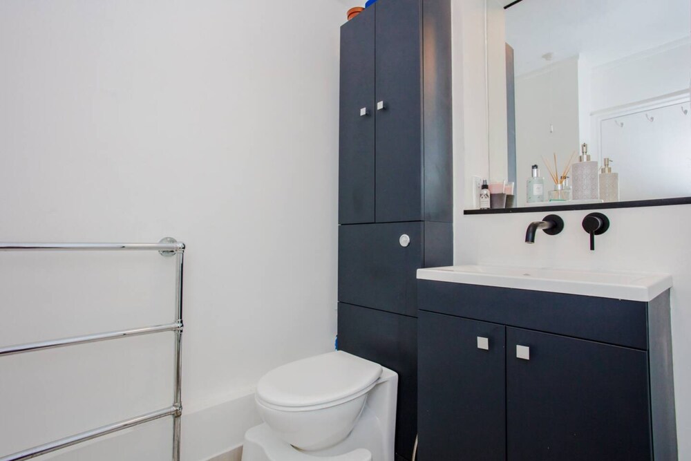 Fantastic Central Apartment With Balcony in Fitzrovia