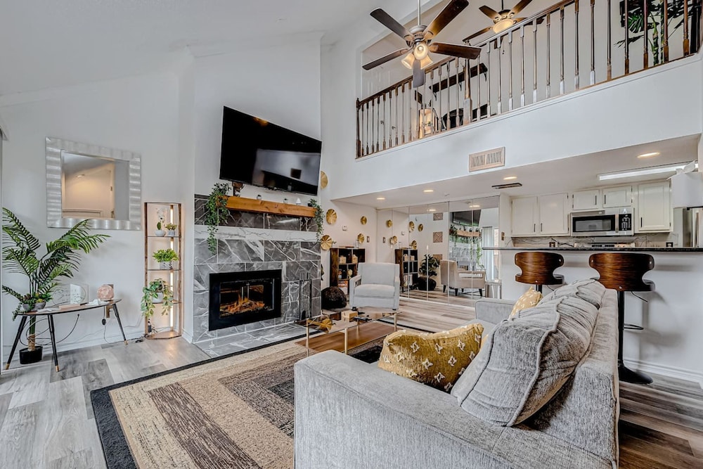 Upscale 1BR Condo in Med Center