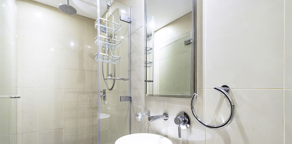 LUX The Bonnington JLT Suite 2