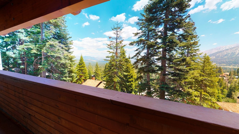 Bridges 105 Pet-Friendly. Ski-in Ski-out Condo with Beautiful Mountain Views and Private Washer Dryer by RedAwning