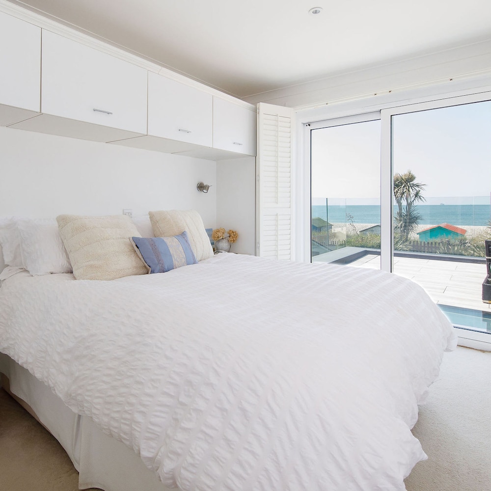 Vibrant Seafront Home With Seasonal Pool view 3