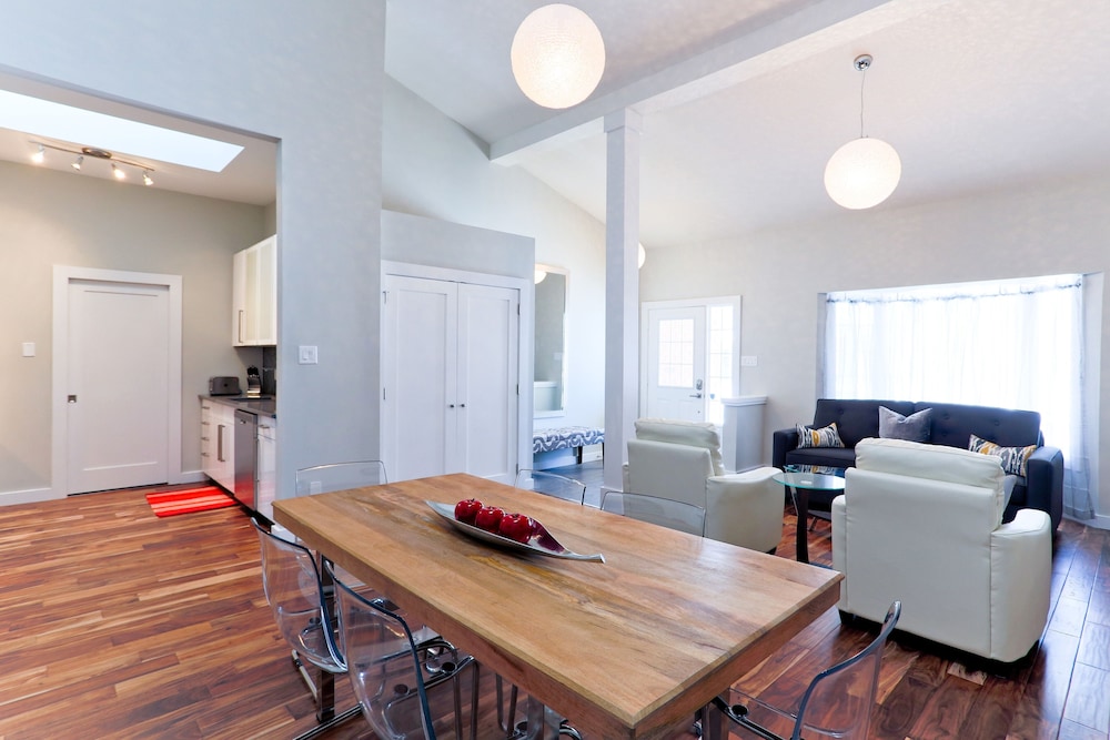 Boardwalk Homes - Executive Guest Rooms & Townhomes