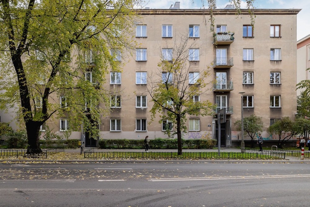Cozy Apartment Aleja Kijowska by Renters view 3