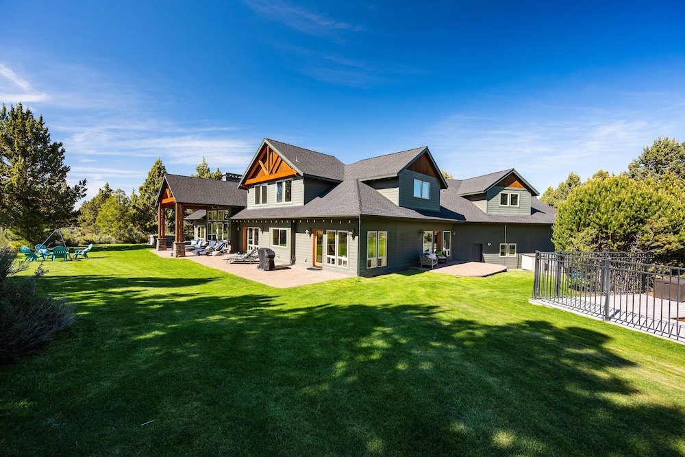 Family-Friendly Dara Oaks Home with Private Hot Tub and BBQ on the Deck by RedAwning