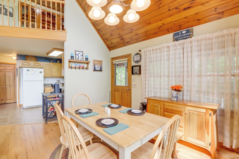 Year-round Mtn View: Pet-friendly Murphy Retreat