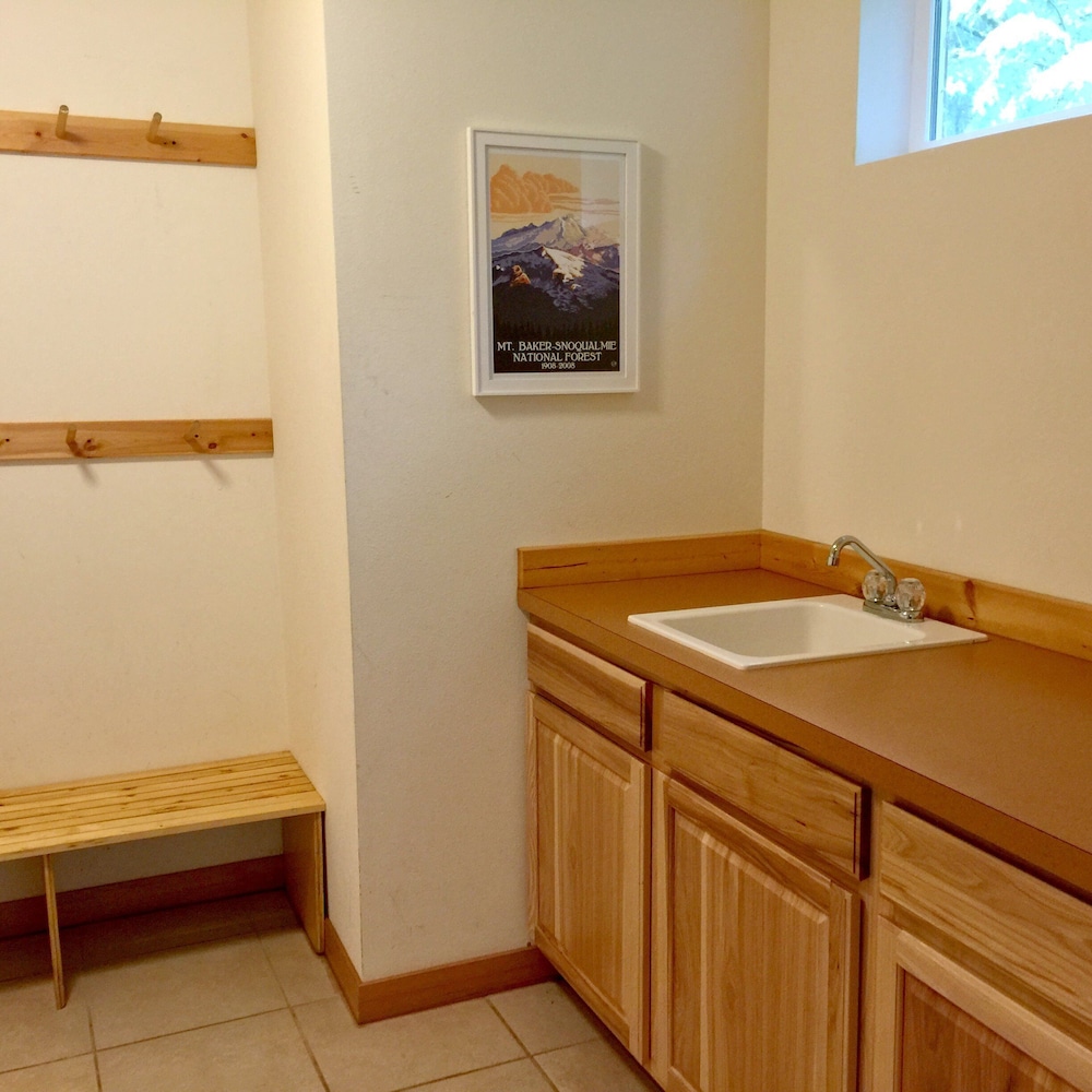 Mt Baker Rim Cabin 70 A pet Friendly Vacation Home With a hot tub and Wifi