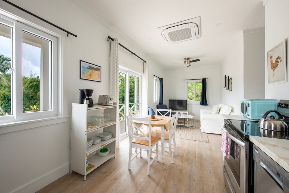 Laughing Bird Studio #7 - Brand New Stylish Apartment, Pool, Bea 1 Bedroom Condo, photo 18