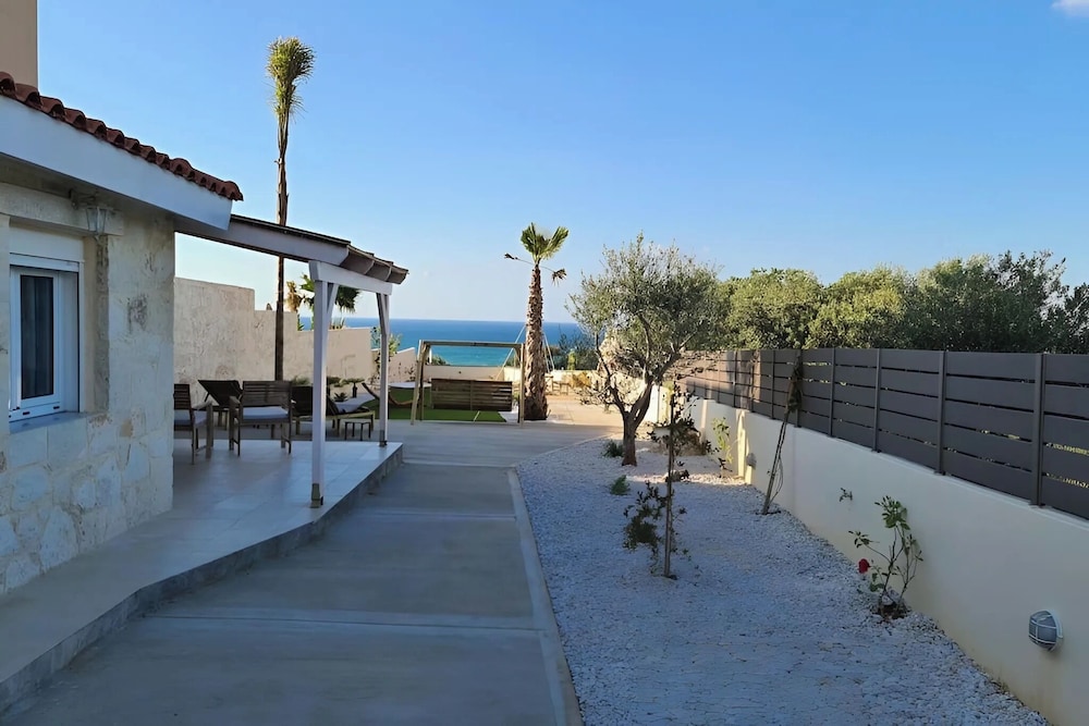 Zoi's SeaView House