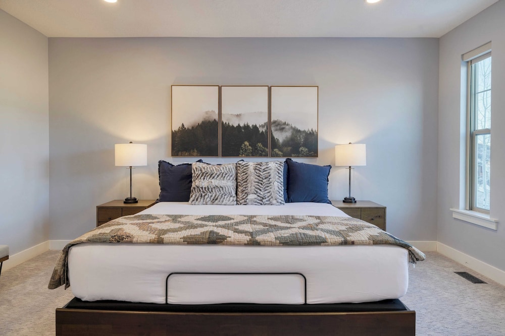 Abigail Drive Year-round Retreat w/ Hot Tub Near Trails + Historic Main St