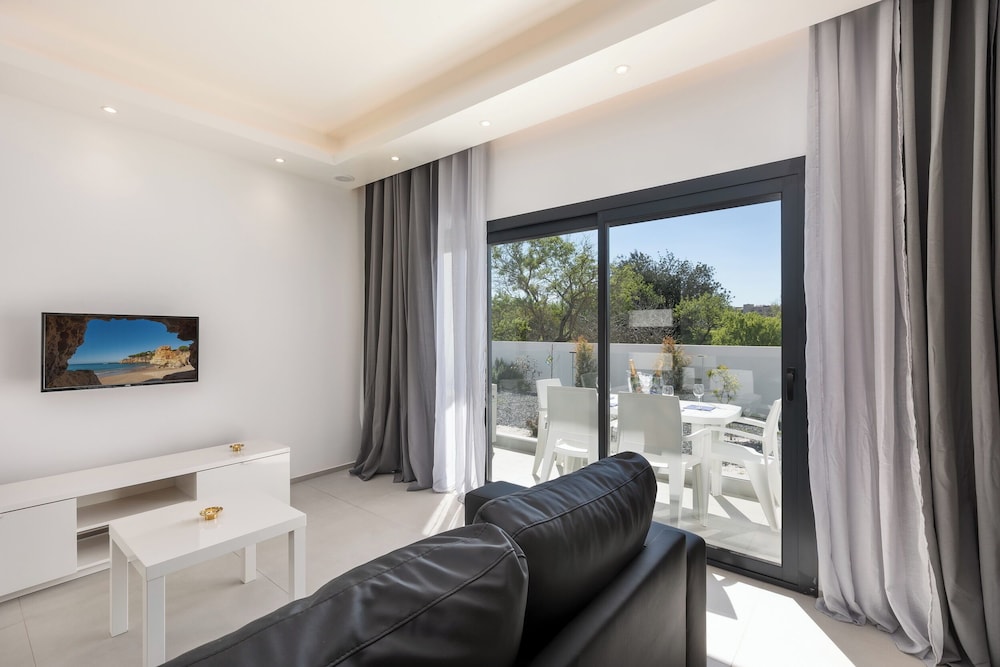 Correeira Luxury Residence T2 J - Albufeira, Pools, Wifi, Bbq, Beach photo 2