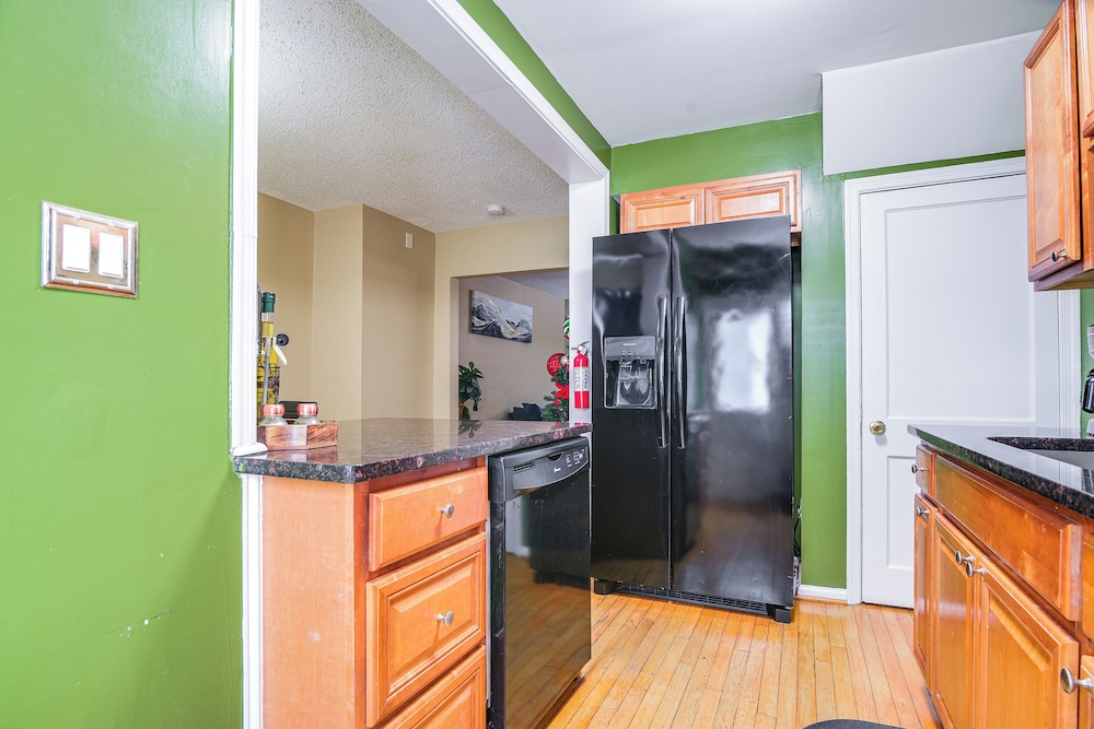 11 Mi to Downtown Baltimore: Middle River Townhome, photo 14