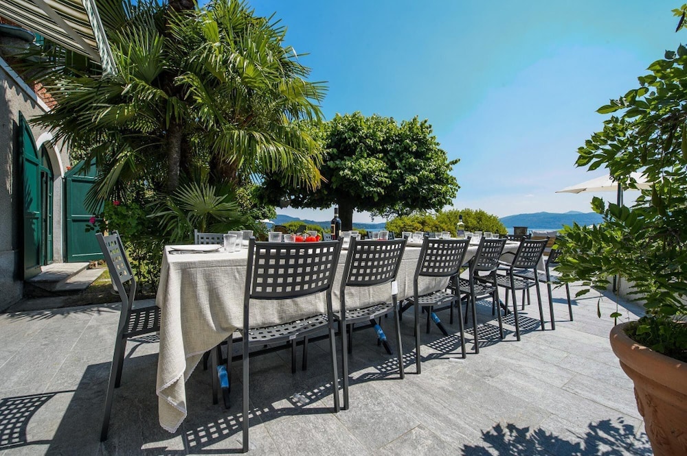 Il Motto Villa With big Garden and Lake View view 3