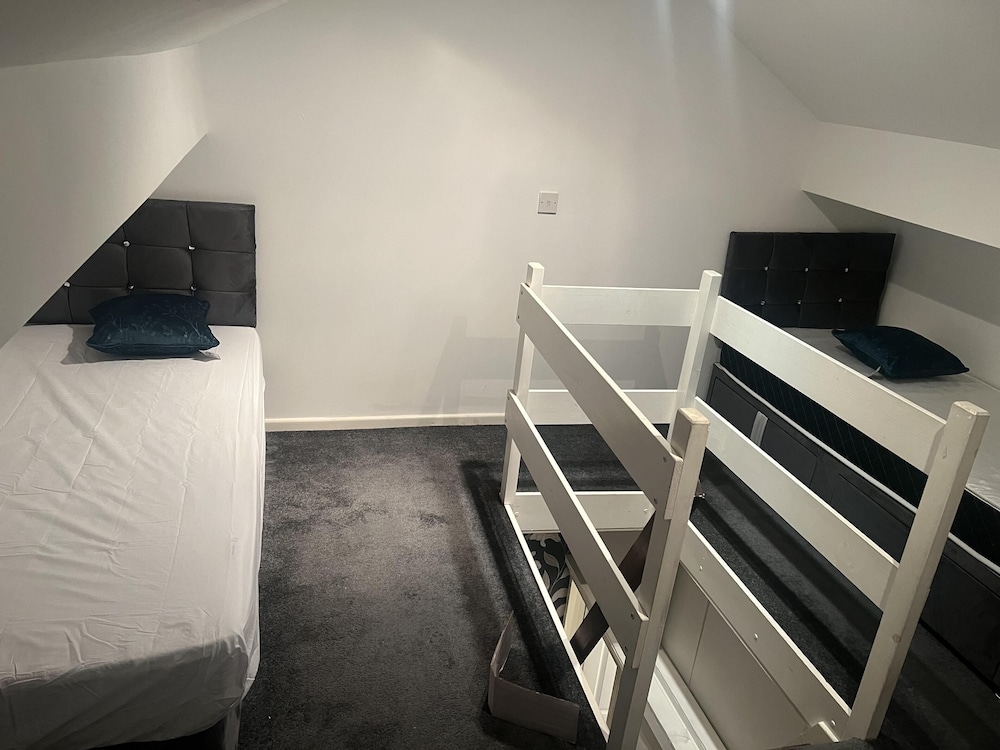 Cosy Cottage Retreat in Oldham view 5