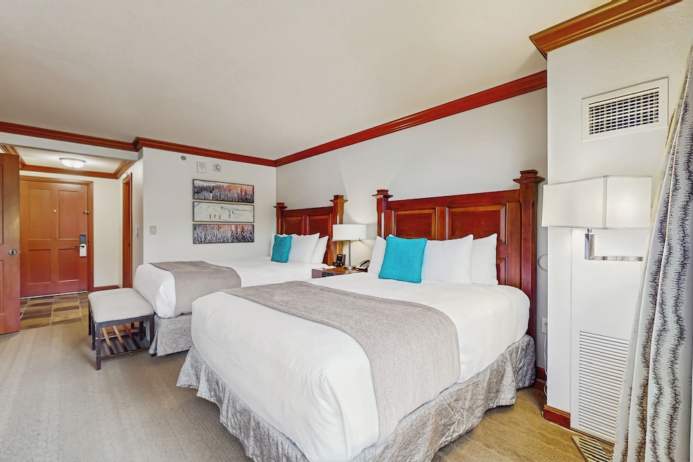 2BR Condo w/ Pool Access, Hot Tub, & ski In/out