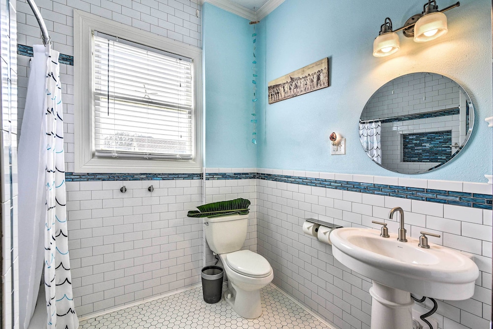Historic Galveston Hideaway, Walk to the Beach!