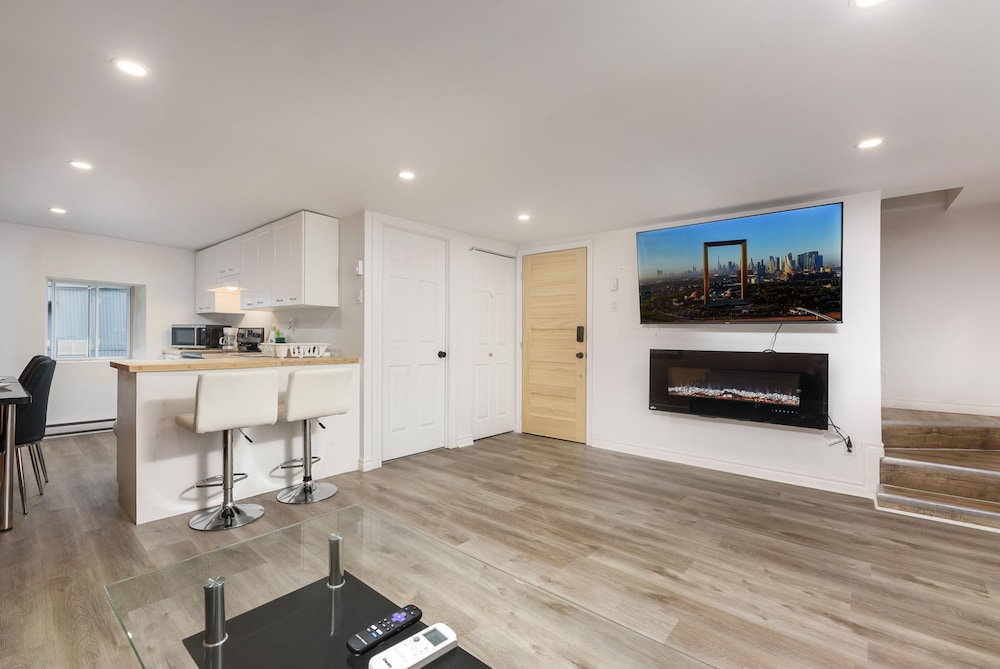3 Bedroom Loft in Downtown Free parking
