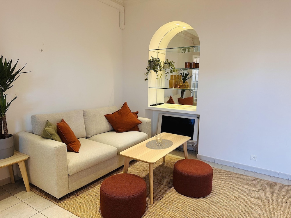 Bright one Bedroom Apartment in the Center of Cannes 13 Minutes Walk to the Palais des Festivals - 2290