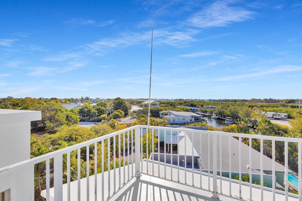 New Listing! Reel Joy Waterfront Luxe With Pool And Private Dock 4 Bedroom Home