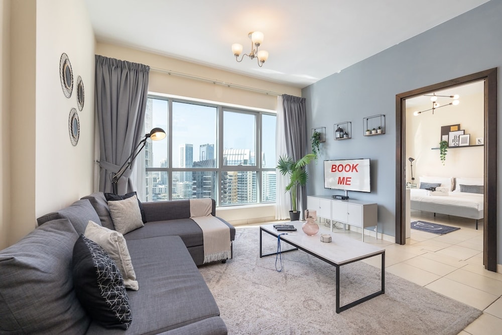 Refined 1BR Retreat in The Point Tower - Marina