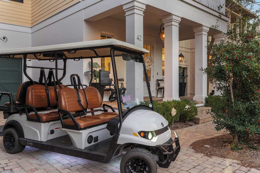 Seagrove Gardens Mins to the Beach, Santa Rosa Retreat w/ Golf Cart, A+ Design