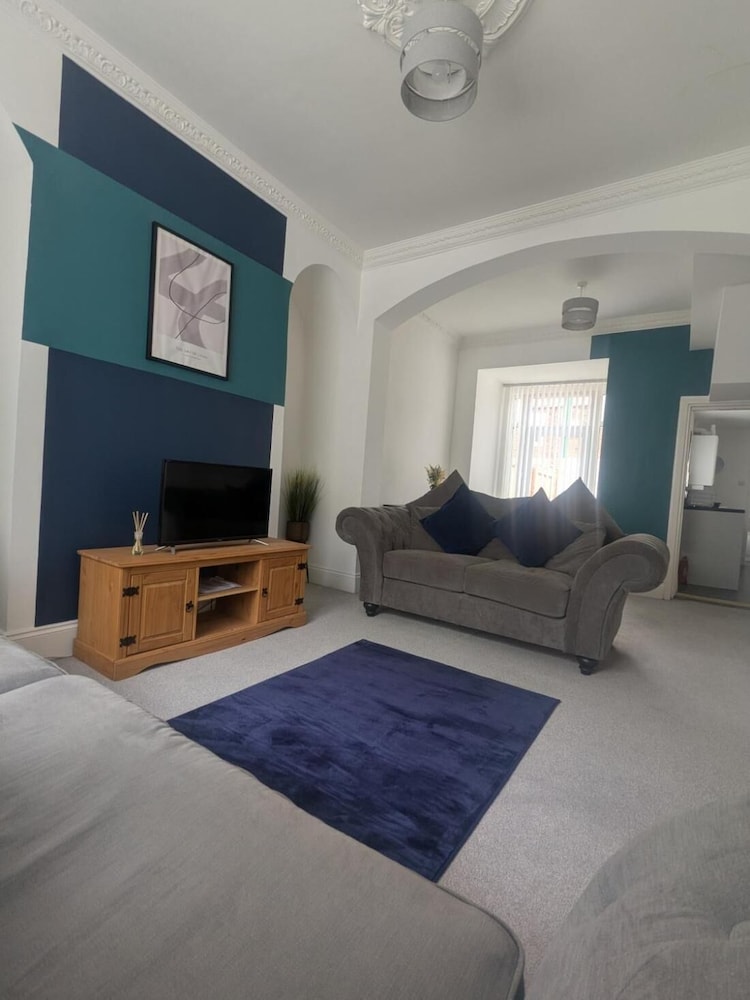 Charming Newcastle Home With Garden, Perfect for Families & Contractors